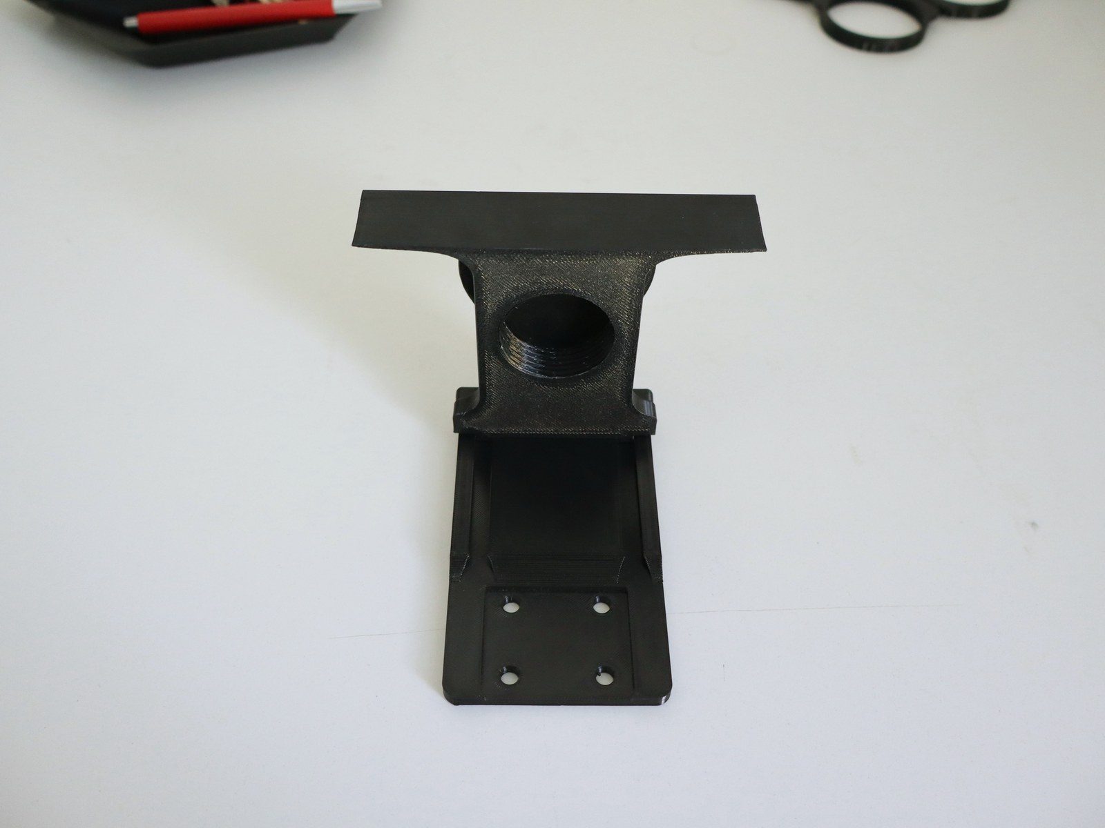 Photo - Assembled, with the screw pattern for the TV